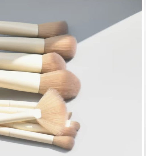 Soft fluffy makeup brushesset