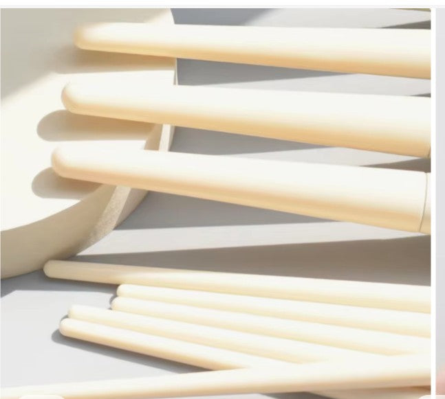 Soft fluffy makeup brushesset