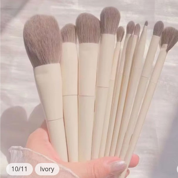 Soft fluffy makeup brushesset