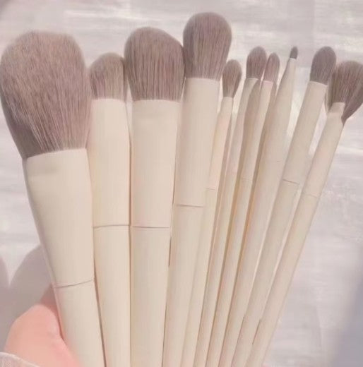 Soft fluffy makeup brushesset