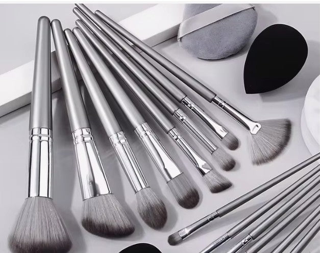 Soft fluffy makeup brushesset