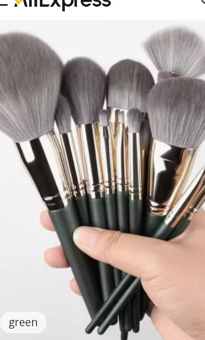 Soft fluffy makeup brushesset