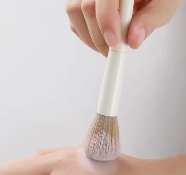 Soft fluffy makeup brushesset